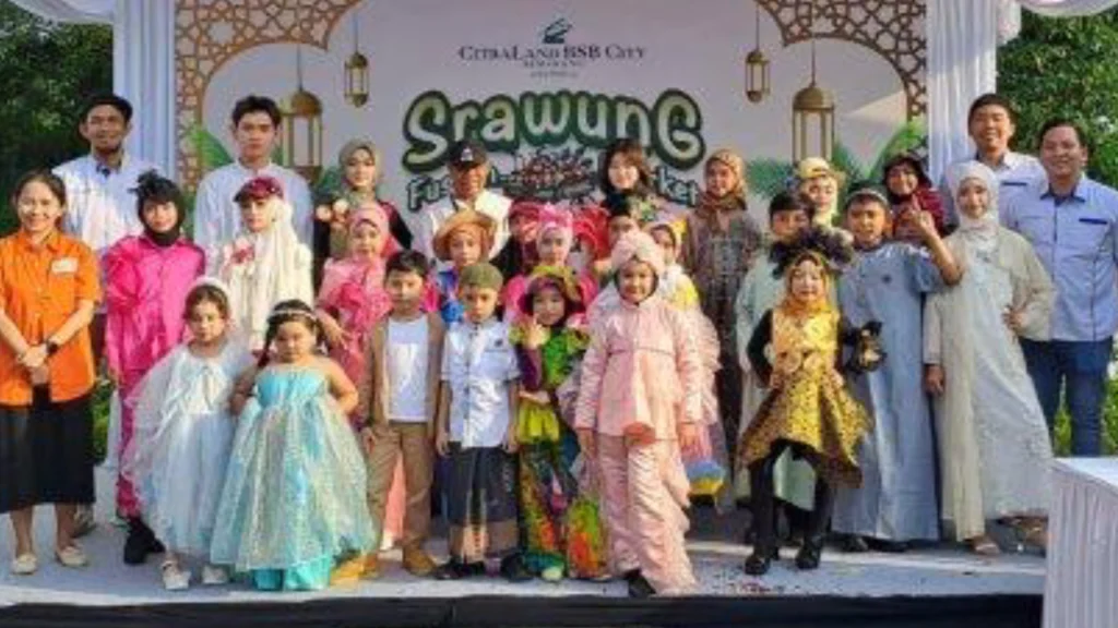 Anak-anak berpartisipasi dalam fashion show Ramadan di Srawung Fusion Market, Citraland BSB City Semarang, sebuah festival kuliner dan komunitas yang menarik perhatian pengunjung.